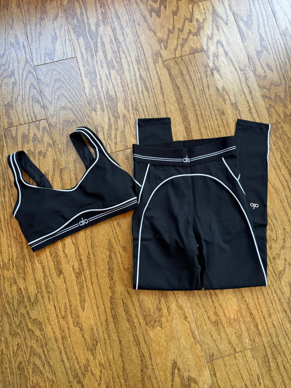 ALO Yoga Airbrush Heartthrob Sports bra and Legging Set